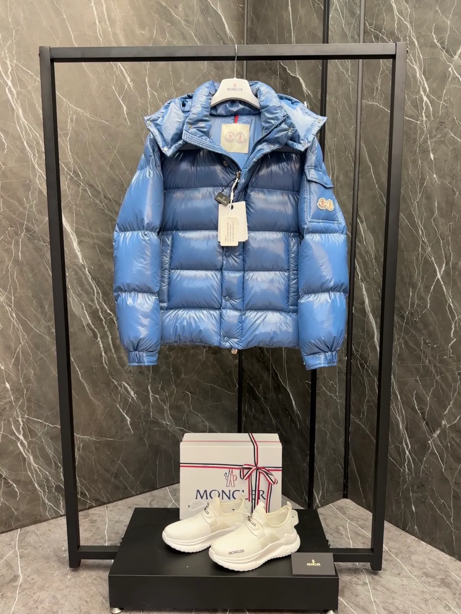 ⬆️Moncler Maya 70 . . Moncler 70 ， 。 ， ， Moncler Maya 70 。 ， 。 Antoni Tudisco 。 Moncler Maya 70 Moncler 70 ， ， 。 Classic ， 、 。 Classic 70 。 • • • • • ， • • • •Moncler Maya 70 Size: 1-5 . Cream White Pink Blue Gray Black D 9890065750